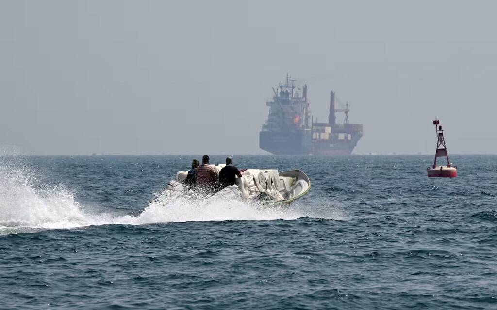 أسعار النفط تقفز 13% بعد غلق مضيق هرمز